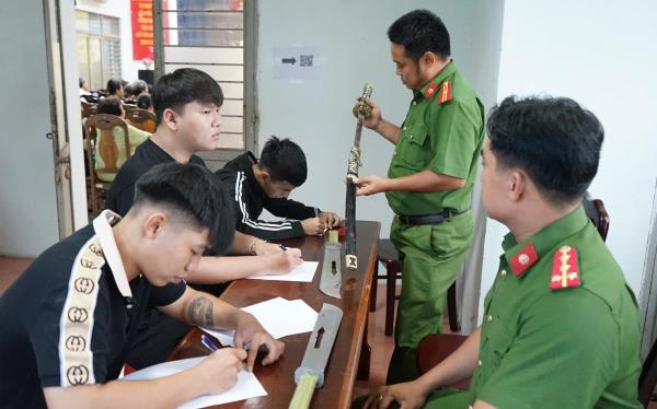 Người dân tự nguyện giao nộp vũ khí