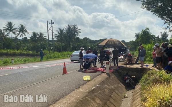 Xe lao xuống mương, 2 người tử vong