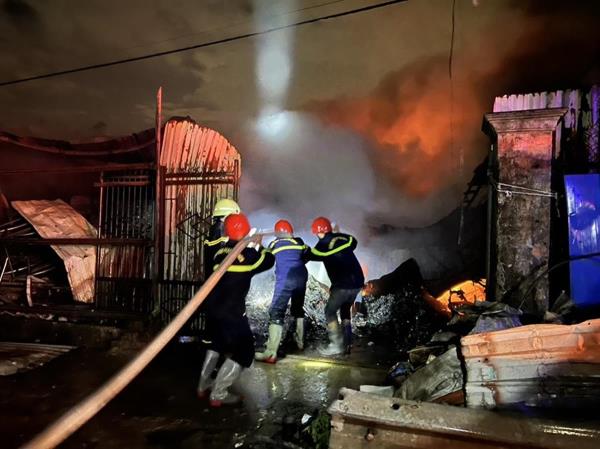 Nỗi lo từ kho phế liệu