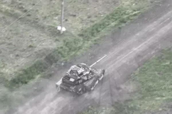 Ukraine đánh giáp lá cà, bắn cháy siêu tăng triệu USD của Nga