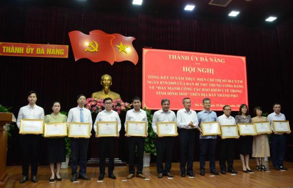 Tuyên dương các tập thể, cá nhân có thành tích xuất sắc trong thực hiện Chỉ thị 38 của Ban Bí thư