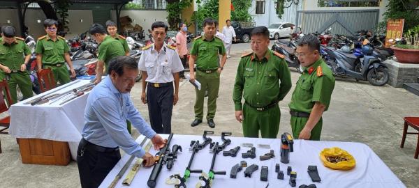 Công an phường Hòa Hải bàn giao vũ khí, công cụ hỗ trợ cho cơ quan chức năng