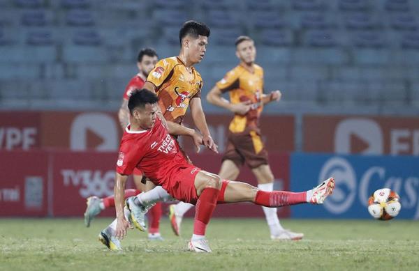 Vòng 16 V.League nhìn lại: Mơ khách đường xa...
