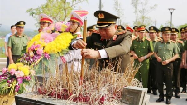 Bộ trưởng Tô Lâm dâng hương, dâng hoa tại Đền thờ liệt sĩ Chiến trường Điện Biên Phủ