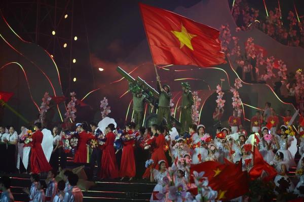 Pháo hoa rực sáng chào mừng kỷ niệm 70 năm chiến thắng Điện Biên Phủ