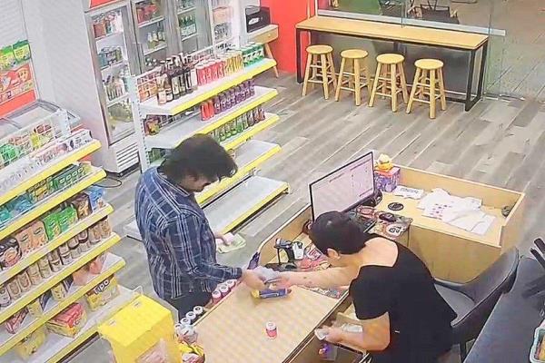 Bắt tiếp một người nước ngoài lừa đảo