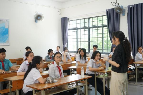 Thí sinh Đà Nẵng nghiêm túc làm thủ tục dự thi vào lớp 10 THPT
