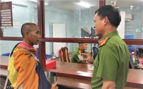 Ông Lê Anh Tú (Thích Minh Tuệ) cảm ơn Công an Gia Lai khi nhận căn cước công dân