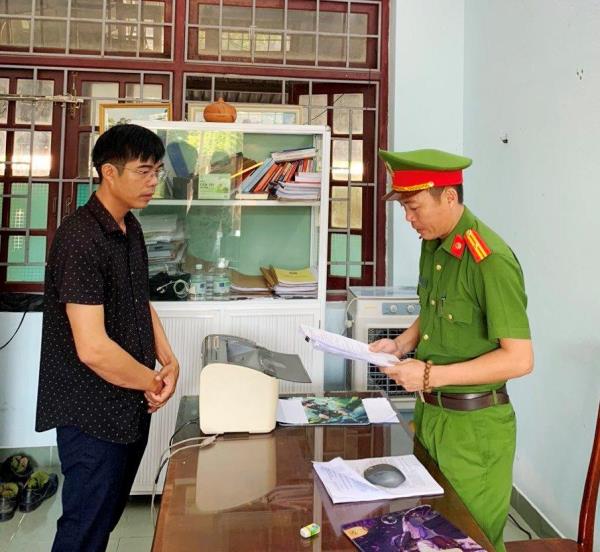 Khởi tố Phó Giám đốc lập hồ sơ khống