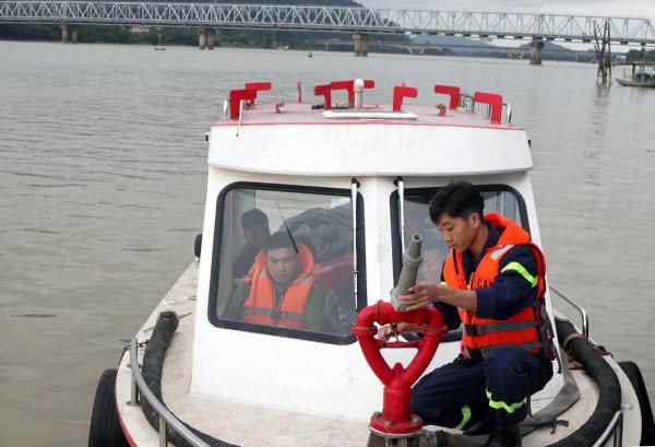 Cảnh sát cứu hộ và chuyên gia tâm lý