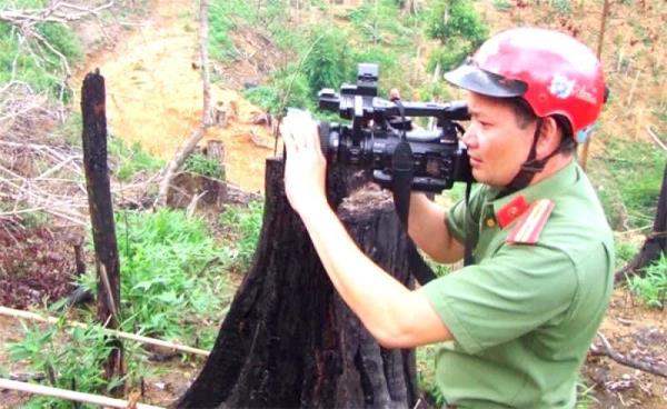 Những nhà báo mang sắc phục Công an nhân dân