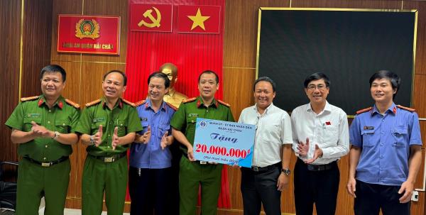 Khen thưởng Công an Hải Châu về thành tích triệt xóa đường dây đánh bạc qua mạng 1.000 tỷ đồng