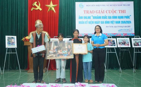 Trao giải cuộc thi ảnh Khoảnh khắc gia đình hạnh phúc