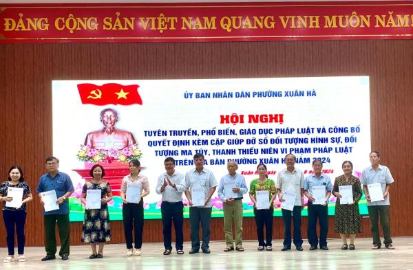 Tuyên truyền và phân công quản lý, giáo dục, giúp đỡ đối tượng hình sự, ma túy, vi phạm pháp luật.