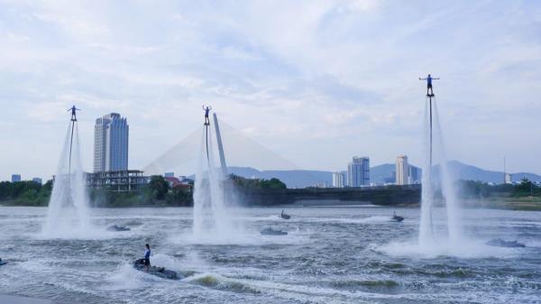 Mãn nhãn cảnh nhào lộn flyboard như phim hành động trên sông Hàn