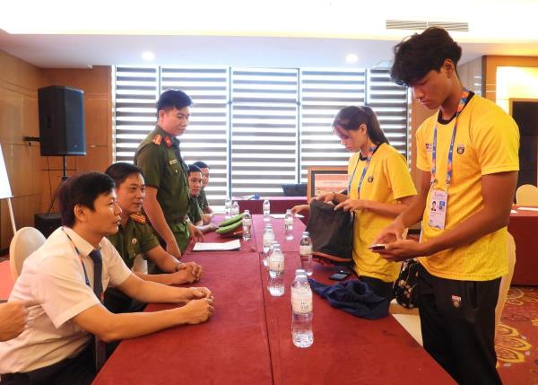Trao trả tài sản cho vận động viên nước ngoài bị trộm đánh cắp