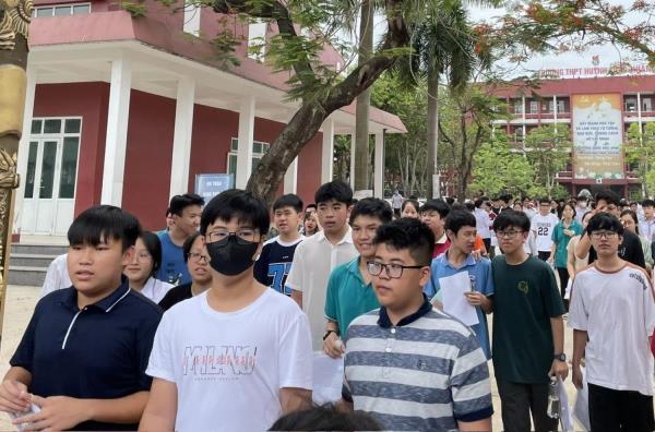 Thí sinh Nghệ An, Hà Tĩnh hoàn thành Kỳ thi tuyển sinh vào lớp 10 THPT công lập
