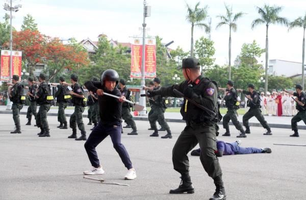 Cận cảnh màn biểu diễn võ thuật mãn nhãn của Công an Nghệ An