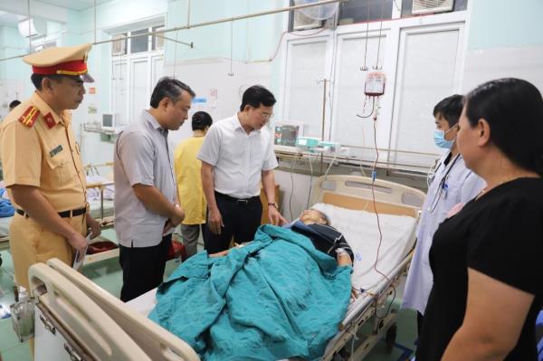 Chủ tịch UBND tỉnh Đắk Nông Hồ Văn Mười thăm hỏi nạn nhân vụ tai nạn giao thông ở đèo Cùi Chỏ