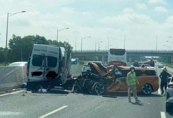Đứng tranh cãi trên cao tốc dẫn đến tai nạn liên hoàn, 2 người tử nạn