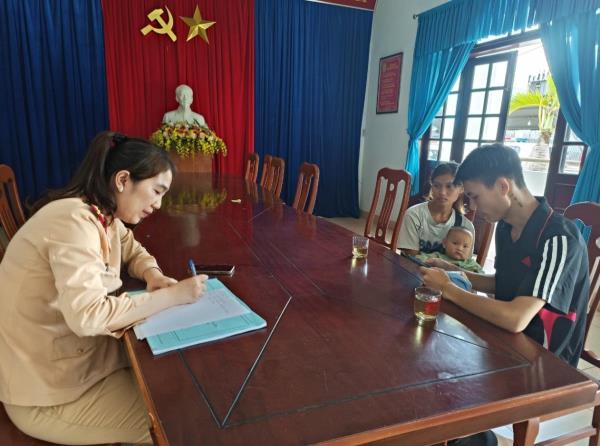 Gia đình bị nhiều nhà xe bỏ rơi được Cảnh sát giao thông Đà Nẵng hỗ trợ đang trên đường về quê an toàn