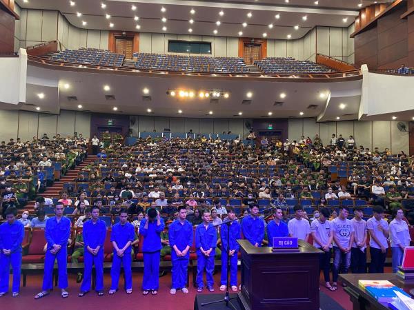 Hơn 500 thanh thiếu niên đến dự phiên tòa xét xử băng nhóm gây rối trật tự công cộng