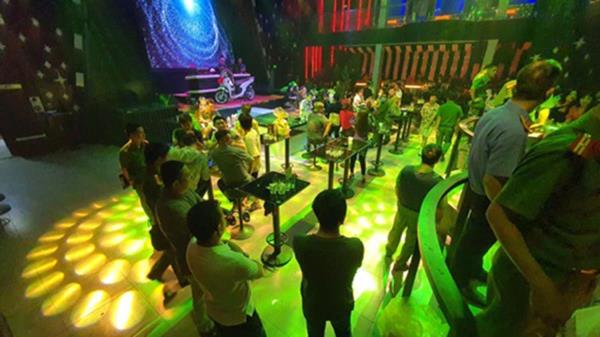 Hàng chục dân bay bị tóm trong quán bar