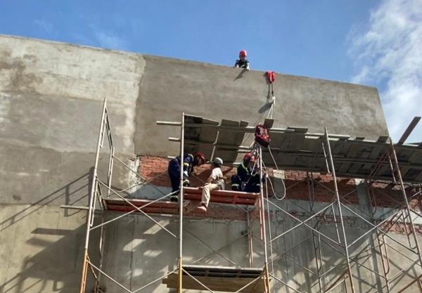 Cảnh sát Đà Nẵng cứu thợ hồ bị nạn, mắc kẹt trên giàn giáo