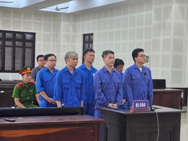 Cựu Chủ tịch UBND quận Cẩm Lệ và thuộc cấp hầu tòa vì tội nhận hối lộ