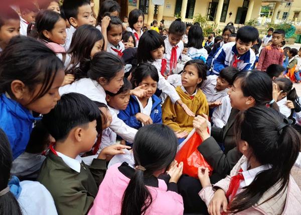 Viện trợ hơn 9 tỷ đồng hỗ trợ học sinh khó khăn tại Quảng Trị