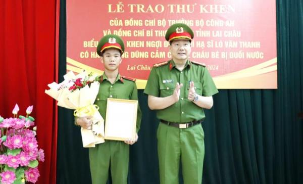 Trao thư khen chiến sỹ nghĩa vụ Công an dũng cảm cứu sống 2 cháu bé bị đuối nước