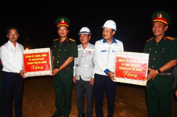 Bí thư Thành ủy Đà Nẵng thăm, tặng quà, động viên các nhà thầu thi công Dự án Cảng Liên Chiểu và Dự án đường ven biển nối Cảng Liên Chiểu