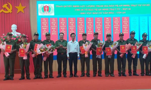 Ra mắt lực lượng tham gia bảo vệ ANTT ở cơ sở