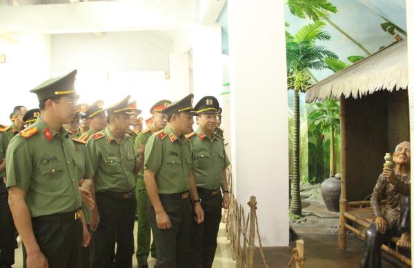 Đoàn công tác Bộ Công an hành quân về nguồn