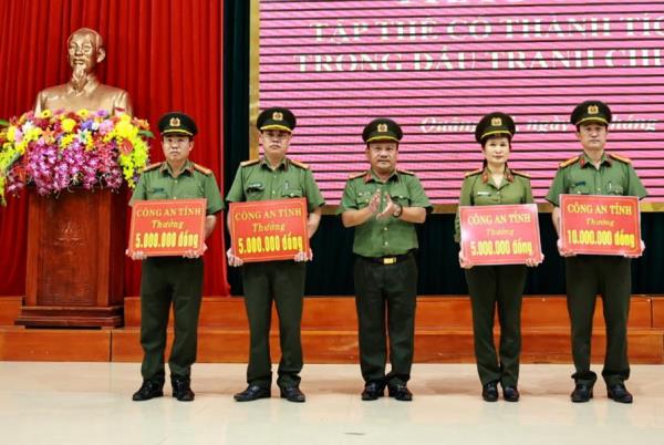 Khen thưởng đột xuất thành tích đấu tranh, triệt phá đường dây sử dụng người dưới 16 tuổi vào mục đích khiêu dâm, truyền bá văn hóa phẩm đồi trụy qua livestream