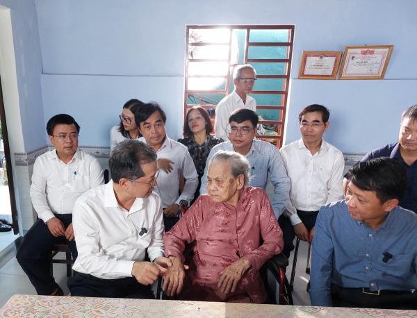 Bí thư Thành ủy Đà Nẵng Nguyễn Văn Quảng thăm và tặng quà tri ân Bà mẹ Việt Nam anh hùng Phạm Thị Thìn tại Hòa Vang