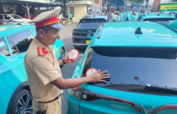 Cảnh sát giao thông Hải Châu phát, dán Logo tuyên truyền cho xe công nghệ