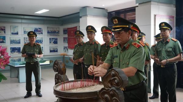 Công an TP Đà Nẵng dâng hương tưởng niệm Chủ tịch Hồ Chí Minh nhân Ngày truyền thống lực lượng Công an nhân dân