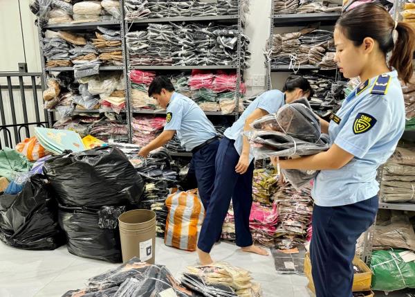 Liên tiếp phát hiện nhiều vụ kinh doanh quần áo may sẵn nhập lậu từ Trung Quốc
