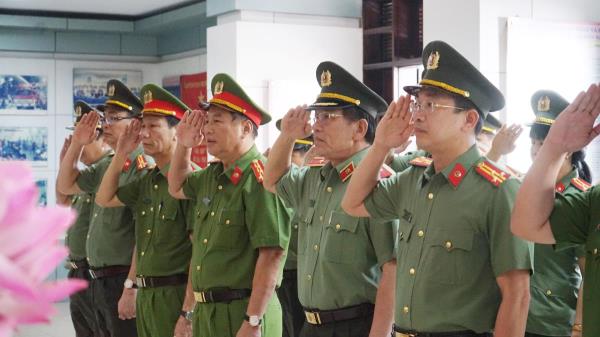 Đảng ủy, Giám đốc Công an TP Đà Nẵng, Công an tỉnh Quảng Nam dâng hoa, dâng hương Chủ tịch Hồ Chí Minh