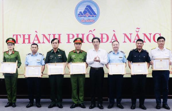 Tăng cường đấu tranh chống buôn lậu, gian lận thương mại và hàng giả trong tình hình mới