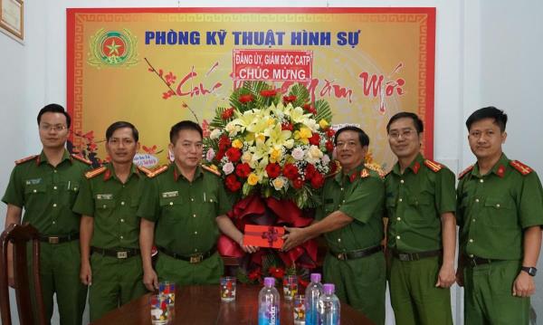 Lãnh đạo Công an TP Đà Nẵng thăm, chúc mừng 67 năm Ngày truyền thống lực lượng Kỹ thuật hình sự
