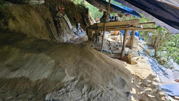 Nhức nhối nạn khai thác vàng trái phép ở vùng giáp ranh