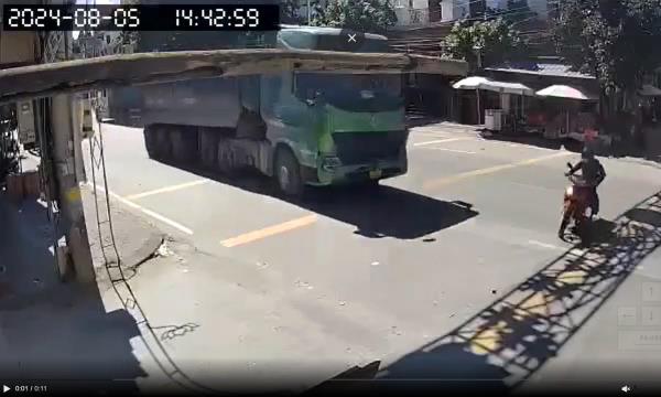 Xe đầu kéo va chạm với người đi xe máy, 1 người tử vong, 3 người bị thương