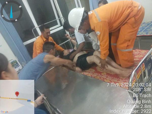 Tổng giám đốc Tổng Công ty điện lực miền Trung khen thưởng nhóm công nhân Điện lực cứu người bị điện giật