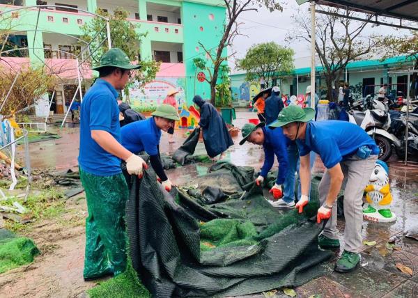Thanh niên tình nguyện Nghệ An lên đường hỗ trợ người dân Hải Phòng khắc phục hậu quả bão số 3