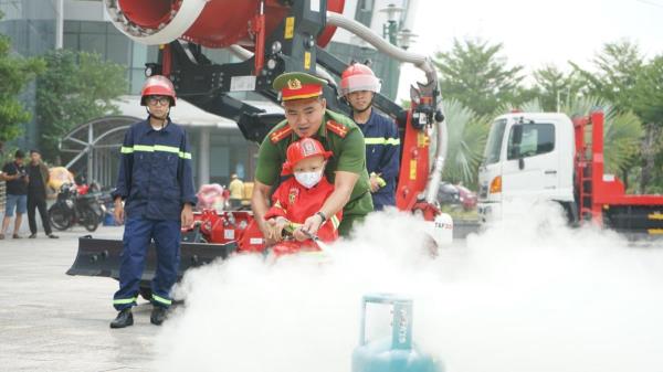 Những bệnh nhi K vượt qua nỗi đau tập làm lính cứu hỏa