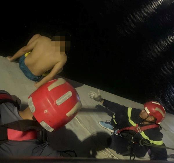 Công an TP Đà Nẵng thuyết phục, cứu nam thanh niên định nhảy cầu tự tử