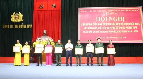Biểu dương nhiều tập thể, cá nhân điển hình trong phong trào toàn dân bảo vệ an ninh Tổ quốc