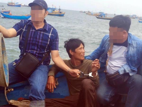 Trinh sát bơi xuồng ra biển bắt bị can truy nã đặc biệt trong bão số 4